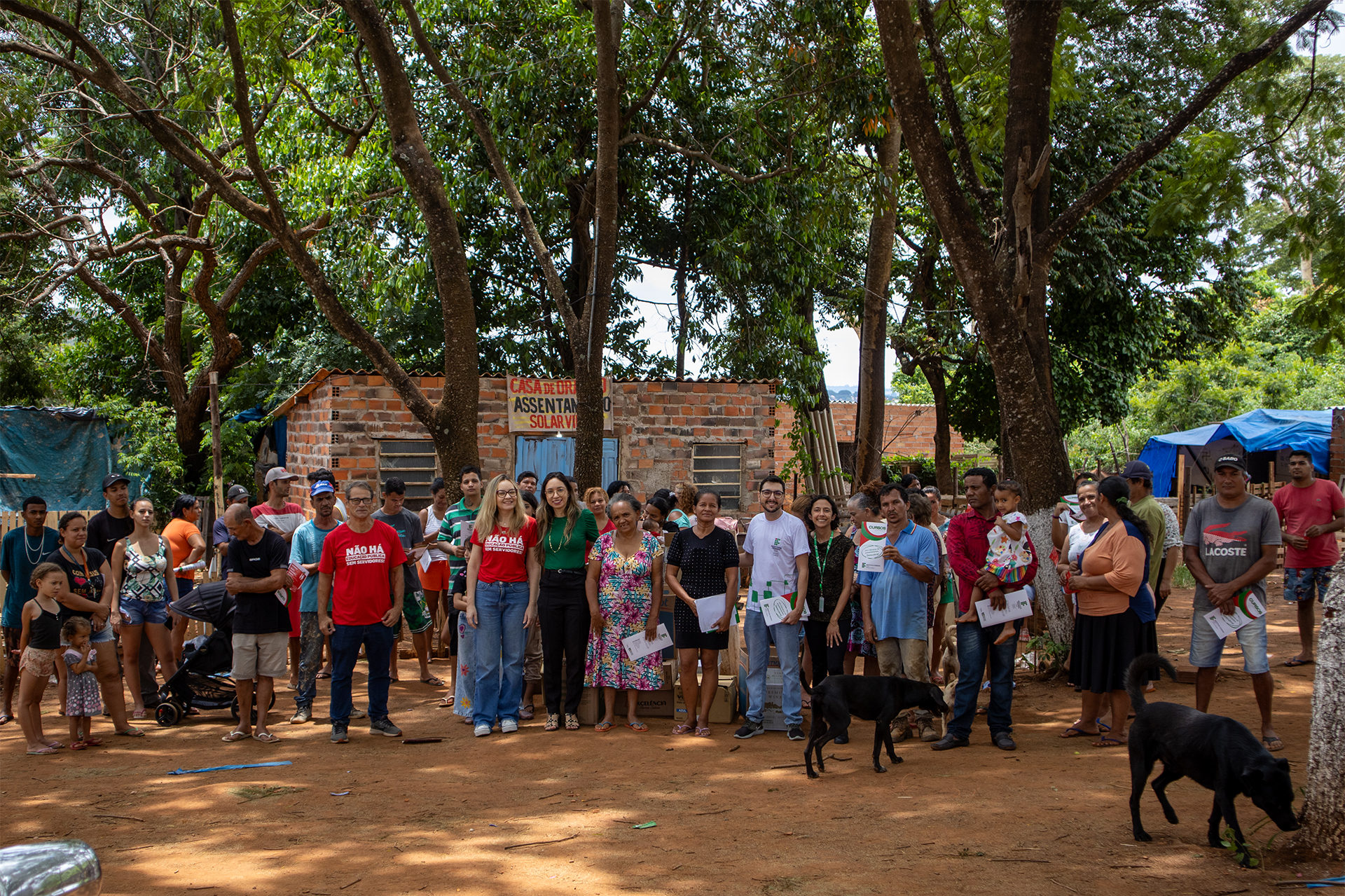 Servidores do Câmpus Goiânia e membros do Sintef-GO durante entrega das doações no Solar Ville Servidores do Câmpus Goiânia e membros do Sintef-GO durante entrega das doações no Solar Ville